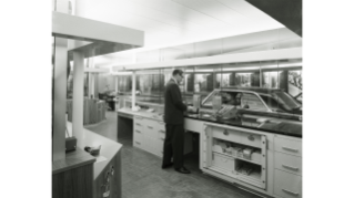 1962, Schalter der Autobank der Schweizerischen Kreditanstalt (heute Credit Suisse) an der St. Peterstrasse 17